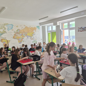 Uczniowie na warsztatach z robotyki. Kliknięcie na zdjęcie spowoduje jego powiększenie do rozmiaru oryginalnego.