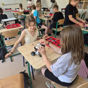 Uczennice składają robota z kloców lego w ramach warsztatów. Kliknięcie na zdjęcie spowoduje jego powiększenie do rozmiaru oryginalnego.