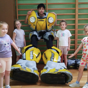 Uczniowie klas pierwszych przy animatorze ubranym w strój Tarnsformersa. Kliknięcie na zdjęcie spowoduje jego powiększenie do rozmiaru oryginalnego.
