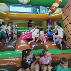 Klasa 1 b bawi się na dmuchańcu. Kliknięcie na zdjęcie spowoduje jego powiększenie do rozmiaru oryginalnego.