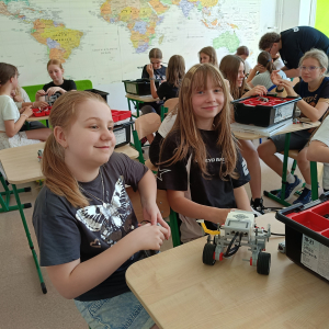 Klasa 5 b składa pojazdy i roboty w ramach warsztatów robotycznych z klockami Lego. Kliknięcie na zdjęcie spowoduje jego powiększenie do rozmiaru oryginalnego.