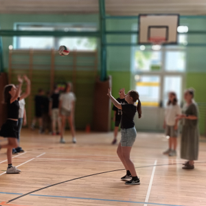 Zabawy uczniów klas 5 na hali z okazji Dnia Dziecka. Kliknięcie na zdjęcie spowoduje jego powiększenie do rozmiaru oryginalnego.