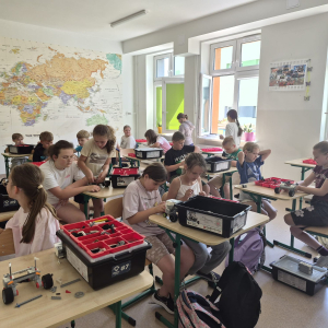 Uczniowie budują z kloców lego różne roboty i pojazdy. Kliknięcie na zdjęcie spowoduje jego powiększenie do rozmiaru oryginalnego.