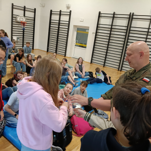 Spotkanie uczniów klas 5 z żołnierzem. Kliknięcie na zdjęcie spowoduje jego powiększenie do rozmiaru oryginalnego.