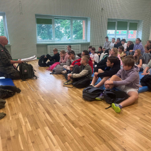 Wojskowy przekazuje uczniom klas 5 zasady postępowania w sytuacjach zagrożenia. Kliknięcie na zdjęcie spowoduje jego powiększenie do rozmiaru oryginalnego.