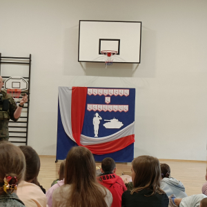 Prelekcja żołnierza dla piątoklasistów w ramach edukacji z wojskiem. Kliknięcie na zdjęcie spowoduje jego powiększenie do rozmiaru oryginalnego.