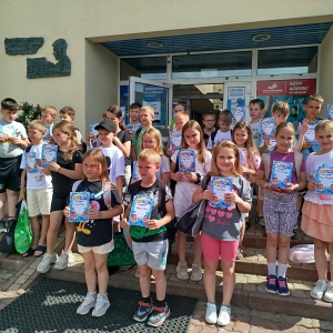 Uczniowie klas 1-3 biorący udział w projekcie "Już pływam" przed budynkiem basenu. Kliknięcie na zdjęcie spowoduje jego powiększenie do rozmiaru oryginalnego.