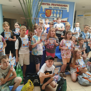 Dzieci na basenie w dniu zakończenia projektu "Już pływam". Kliknięcie na zdjęcie spowoduje jego powiększenie do rozmiaru oryginalnego.