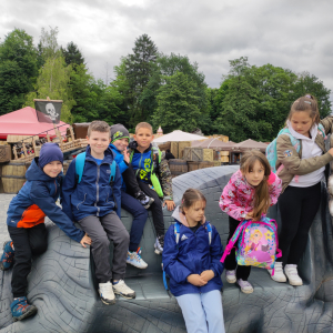 Grupka uczniów klas 2 na modelu dinozaura. Kliknięcie na zdjęcie spowoduje jego powiększenie do rozmiaru oryginalnego.