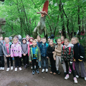Drugoklasiści przy modelu dinozaura w Zatorlandzie. Kliknięcie na zdjęcie spowoduje jego powiększenie do rozmiaru oryginalnego.
