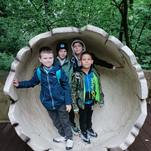 Grupka chłopców w modelu skorupki dinozaura. Kliknięcie na zdjęcie spowoduje jego powiększenie do rozmiaru oryginalnego.