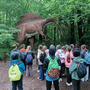 Dzieci z klas 2 oglądają model dinozaura w Parku Rozrywki w Zatorze. Kliknięcie na zdjęcie spowoduje jego powiększenie do rozmiaru oryginalnego.