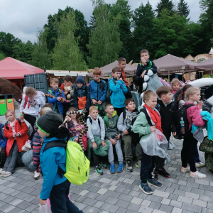 Uczniowie klas 2 w Parku Dinozaurów w Zatorze. Kliknięcie na zdjęcie spowoduje jego powiększenie do rozmiaru oryginalnego.