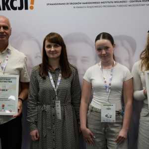 Pan Robert Dzień z uczennicami: Magdaleną Witek i Zofią Ostrowską na konferencji w Krakowie. Kliknięcie na zdjęcie spowoduje jego powiększenie do rozmiaru oryginalnego.
