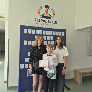 Wicedyrektor Dorota Gurgul, nauczycielka matematyki pani Ewelina Piekarska i uczeń klas 4 b: Ksawery Bach wyróżniony w Międzynarodowym Konkursie Matematycznym "Kangur". Kliknięcie na zdjęcie spowoduje jego powiększenie do rozmiaru oryginalnego.