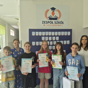 Wicedyrektor Dorota Gurgul, nauczycielka plastyki pani Magdalena Małek oraz uczniowie wyróżnieni w Ogólnopolskim Konkursie KRUSu. Kliknięcie na zdjęcie spowoduje jego powiększenie do rozmiaru oryginalnego.