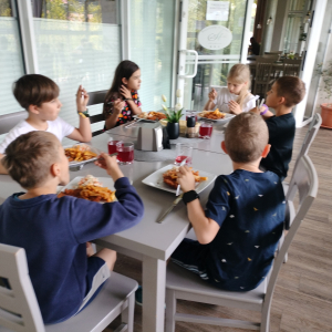 Dzieci w trakcie posiłku w restauracji. Kliknięcie na zdjęcie spowoduje jego powiększenie do rozmiaru oryginalnego.