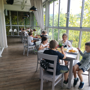 Uczniowie jedzą posiłek w restauracji. Kliknięcie na zdjęcie spowoduje jego powiększenie do rozmiaru oryginalnego.