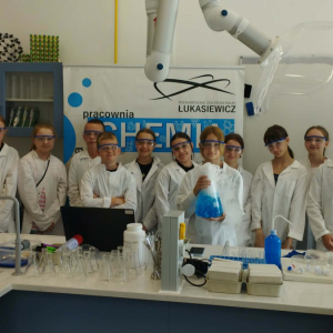 Uczniowie klas 4 i 5 uczestniczą w warsztatach laboratoryjnych w Centrum Nauki "Łukasiewicz" w Rzeszowie. Kliknięcie na zdjęcie spowoduje jego powiększenie do rozmiau oryginalnego.