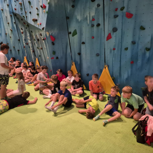 Uczniowie przed ścianką wspinaczkową w parku trampolin. Kliknięcie na zdjęcie spowoduje jego powiększenie do rozmiau oryginalnego.