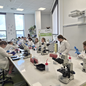 Dzieci wykonują doświadczenia w laboratorium Centrum Nauki w Rzeszowie. Kliknięcie na zdjęcie spowoduje jego powiększenie do rozmiau oryginalnego.