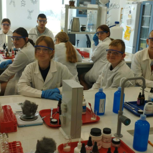 Klasy 4 i 5 w laboratorium Centrum Nauki "Łukawiewicz" w Rzeszowie. Kliknięcie na zdjęcie spowoduje jego powiększenie do rozmiau oryginalnego.