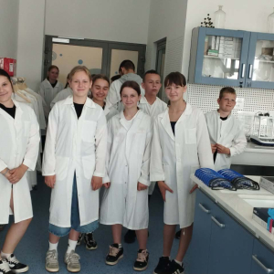 Warsztaty laboratoryjne w Centrum Nauki "Łukasiewicz". Kliknięcie na zdjęcie spowoduje jego powiększenie do rozmiau oryginalnego.