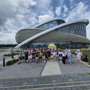 Nauczyciele wraz z uczniami klas 4 i 5 przed wejściem do Centrum Nauki w Rzeszowie. Kliknięcie na zdjęcie spowoduje jego powiększenie do rozmiau oryginalnego.
