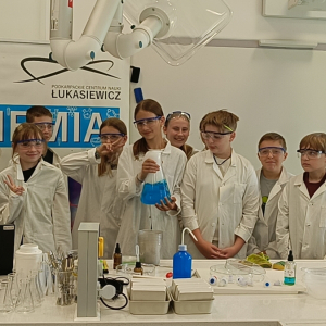 Uczniowie na warsztatach laboratoryjnych w Rzeszowie. Kliknięcie na zdjęcie spowoduje jego powiększenie do rozmiau oryginalnego.