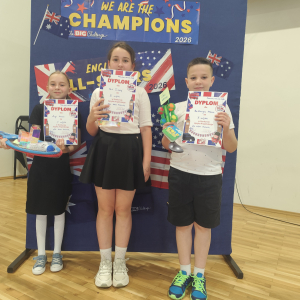 Laureaci Szkolnego Konkursu Języka Angielskiego dla kl. 2-3: Klasy 3:  Łucja Kozak – 1 miejsce, Bartłomiej Stec – 2 miejsce, Matylda Giza, Maria Turska- 3 miejsce. Kliknięcie na zdjęcie spowoduje jego powiększenie do rozmiaru oryginalnego.