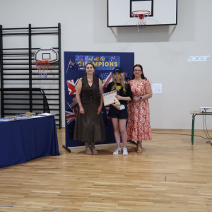 Panie Hałyna Seńczyk i Justyna Turaczy z laureatką 1 miejsca w Konkursie Języka Angielskiego "The Big Challenge 2026" - Aleksandrą Tracz z kl. 8 b. Kliknięcie na zdjęcie spowoduje jego powiększenie do rozmiaru oryginalnego.