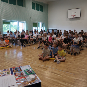 Uczniowie klas 4-8 na rozdaniu certyfikatów i nagród za udział w konkursie "The Big Challenge 2026". Nauczycielki z Arkadiuszem Cierniakiem z kl. 7 b, który zdobył jedną z największej ilości punktów w swojej kategorii. Nauczyciele i uczestnicy tegorocznej edycji Konkursu Języka Angielskiego "The Big Challenge 2026". Kliknięcie na zdjęcie spowoduje jego powiększenie do rozmiaru oryginalnego..