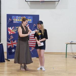 Nauczycielka języka angielskiego pani Hałyna Seńczyk wręcza laureatce konkursu Aleksandrze Tracz certyfikat, towarzyszy im pani Justyna Turaczy. Kliknięcie na zdjęcie spowoduje jego powiększenie do rozmiaru oryginalnego.