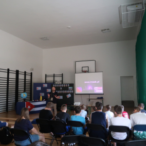 Uczniowie klas 1-3 na spotkaniu z podróżnikiem. Kliknięcie na zdjęcie spowoduje jego powiększenie do rozmiaru oryginalnego.