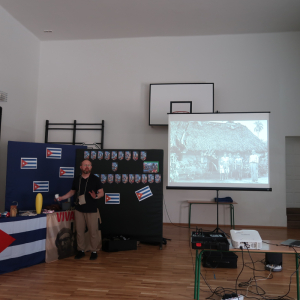Podróżnik opowiada uczniom o swoich podróżach. Kliknięcie na zdjęcie spowoduje jego powiększenie do rozmiaru oryginalnego.