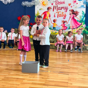 Grupka dzieci sześcioletnich recytuje wiersze dla rodziców. Kliknięcie na zdjęcie spowoduje jego powiększenie do rozmiaru oryginalnego.