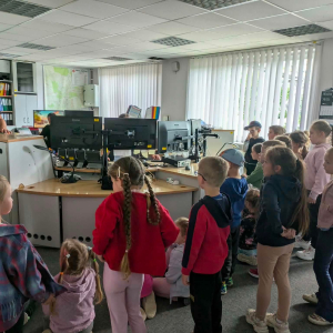 Pan strażak opowiada sześciolatkom o pracy strażaków. Kliknięcie na zdjęcie spowoduje jego powiększenie do rozmiaru oryginalnego.