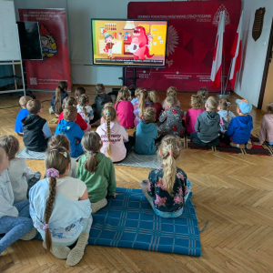Dzieci w trakcie oglądania filmu edukacyjnego w Straży Pożarnej w Brzesku. Kliknięcie na zdjęcie spowoduje jego powiększenie do rozmiaru oryginalnego.