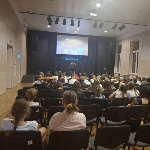 Młodzież na warsztatach profilaktycznych w Gminnym Centrum Kultury Czytelnictwa i Sportu w Szczurowaj. Kliknięcie na zdjęcie spowoduje jego powiększenie do rozmiaru oryginalnego.