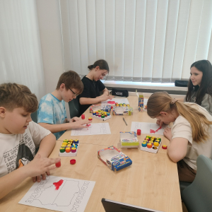 Przygotowywanie pisanki na zajęciach z projektu. Kliknięcie na zdjęcie spowoduje jego powiększenie do rozmiaru oryginalnego.