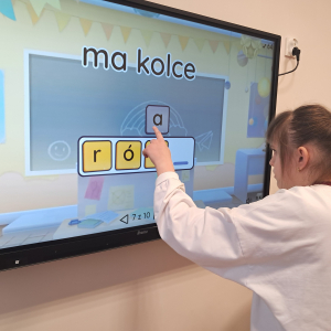 Uczennica gra w edukacyjną grę online na zajęciach projektowych. Kliknięcie na zdjęcie spowoduje jego powiększenie do rozmiaru oryginalnego.