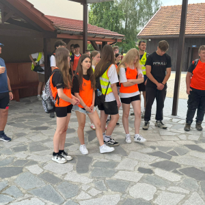 Klasy 8 na wycieczce rowerowej zorganizowanej w ramach Tygodnia Bezpieczeństwa.  Kliknięcie na zdjęcie spowoduje jego powiększenie do rozmiaru oryginalnego.