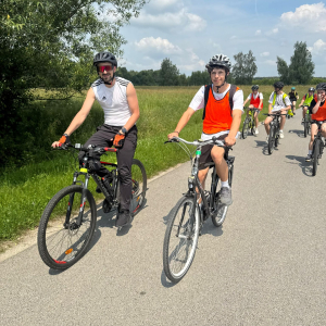 Młodzież klas 8 jedzie na rowerach.  Kliknięcie na zdjęcie spowoduje jego powiększenie do rozmiaru oryginalnego.