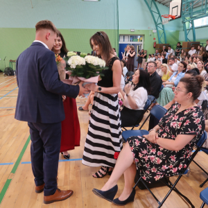 Kwiaty dla pani Wicedyrektor od absolwentów kl. 8. Kliknięcie na zdjęcie spowoduje jego powiększeni do rozmiaru oryginalnego.
