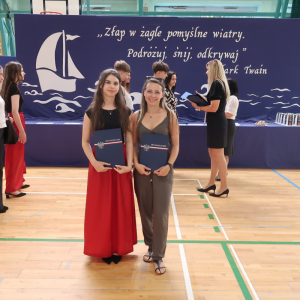Wyróżniona absolwentka klasy 8 b Anna Czesak z mamą. Kliknięcie na zdjęcie spowoduje jego powiększenie do rozmiaru oryginalnego.