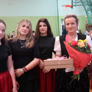 Kwiaty dla wychowawczyni kl. 8 a pani Anny Całki-Kosały od uczniów. Kliknięcie na zdjęcie spowoduje jego powiększenie do rozmiaru oryginalnego.