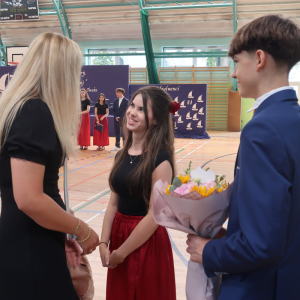 Absolwenci kl. 8 b wręczają kwiaty wychowawczyni pani Katarzynie Biedrońskiej. Wyróżniona absolwentka klasy 8 b Weronika Piękosz z mamą. Kliknięcie na zdjęcie spowoduje jego powiększenie do rozmiaru oryginalnego.