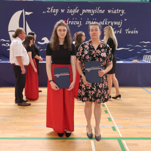 Wyróżniona absolwentka klasy 8 b Milena Mleczko z mamą. Kliknięcie na zdjęcie spowoduje jego powiększenie do rozmiaru oryginalnego.