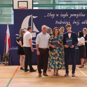 Wyróżniony absolwent klasy 8 a Jan Dzień z rodzicami. Kliknięcie na zdjęcie spowoduje jego powiększenie do rozmiaru oryginalnego.