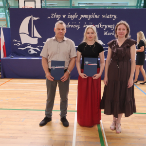 Wyróżniona absolwentka klasy 8 b Aleksandra Tracz z rodzicami. Kliknięcie na zdjęcie spowoduje jego powiększenie do rozmiaru oryginalnego.